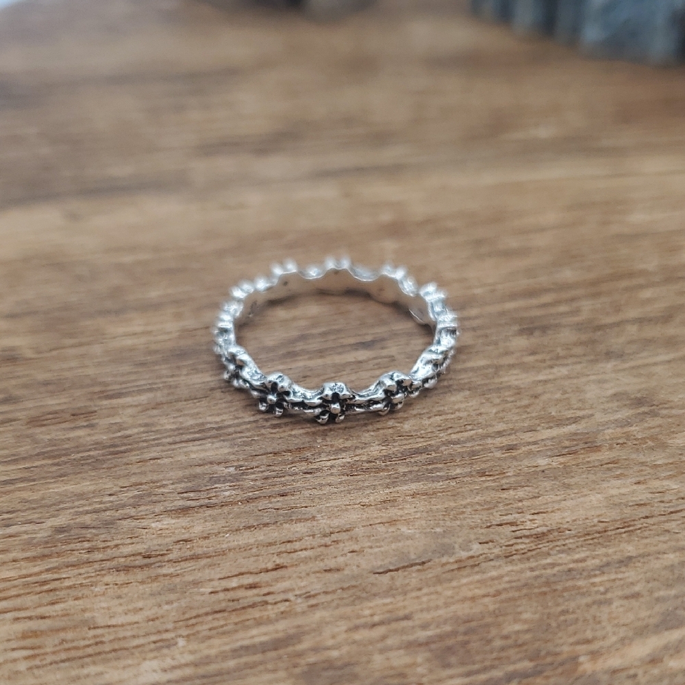 Elegant Silver Floral Ring Size 4 R813